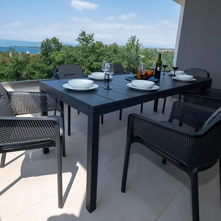 Premium Luka - - With Heated Pool Apartment Malinska