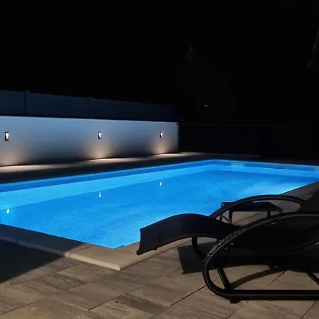 Apartment Premium Luka - - With Heated Pool
